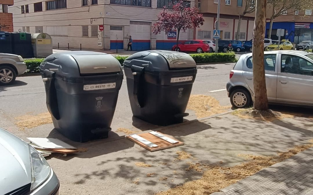 El PP critica que la alcaldesa quite plazas de aparcamiento con los nuevos contenedores