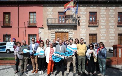 El PP entrega simbólicamente las llaves de las casas de los talaveranos a la alcaldesa para los okupas