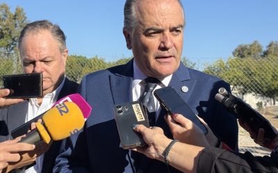 Gregorio defiende la reducción del coste de la bandera, “mejorada con cerámica” y que se encuadra en un proyecto más amplio de embellecimiento de la ciudad
