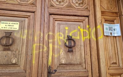 El alcalde condenas las pintadas contra el PP aparecidas en el Ayuntamiento